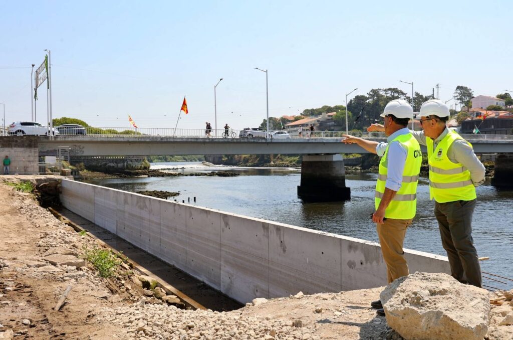 Está em curso a obra de reabilitação do muro da Praça da República