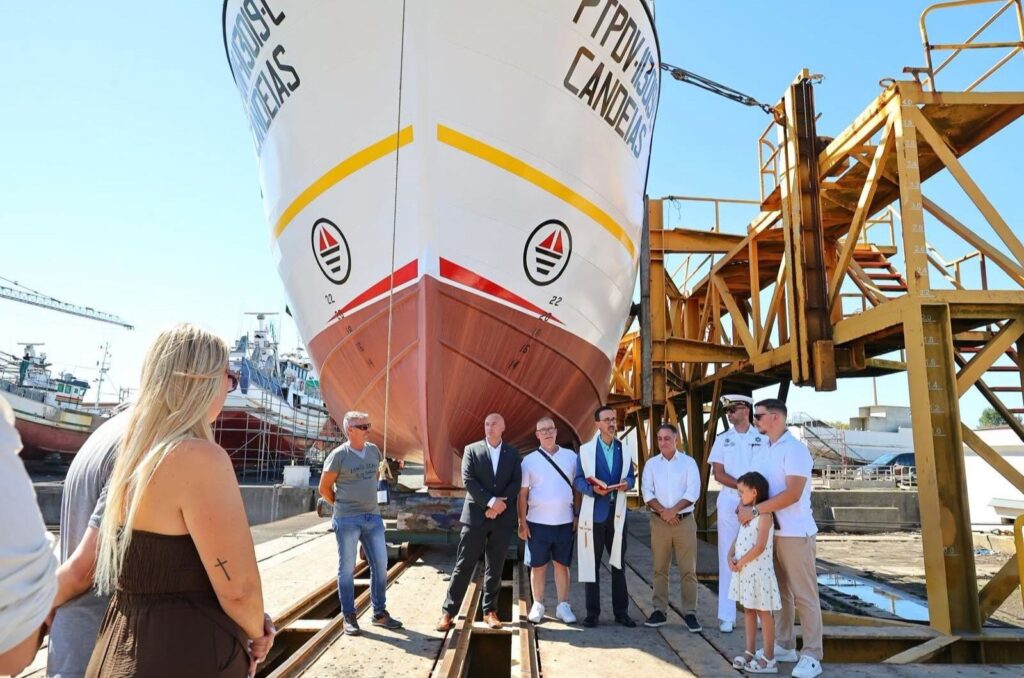 Embarcação Candeias regressa à água após modernização