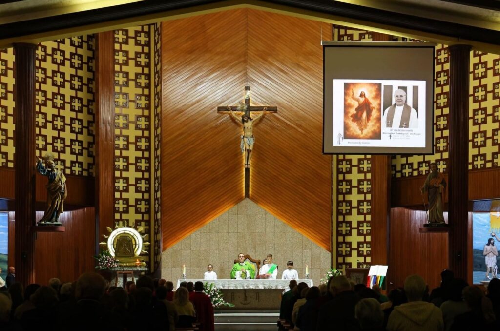 Monsenhor Domingos Araújo homenageado com missa e concerto